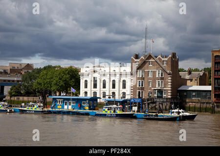 Die Metropolitan Police Marine Polizeiarbeit, Wapping, London, von der Themse mit Moody sky Stockfoto