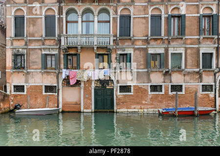 Architektur und Boote auf dem Fluss Misericordia von Venedig, Italien. Stockfoto