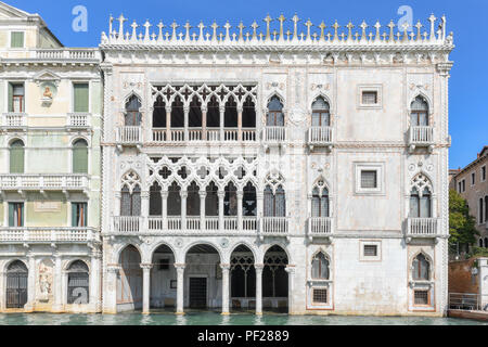 Fassade des Ca D'Oro Palast am Canal Grande in Venedig, Italien Stockfoto