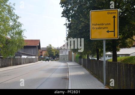 Siegertsbrunn bei München, Bayern (Deutschland): Wegweiser in der Dorfmitte Stockfoto