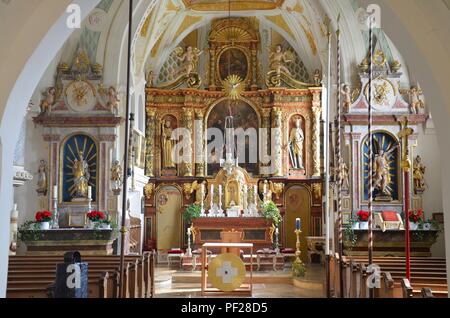 Siegertsbrunn bei München, Bayern (Deutschland): Die katholische Wallfahrtskirche St. Leonhard: Blick zum Altar Stockfoto