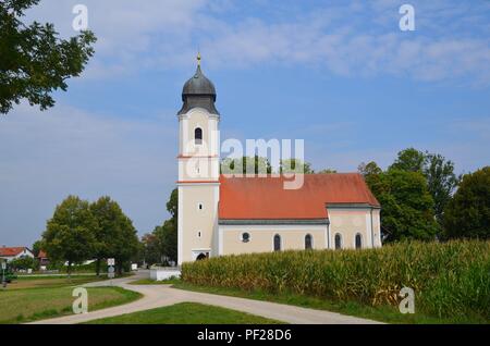 Siegertsbrunn bei München, Bayern (Deutschland): Die katholische Wallfahrtskirche St. Leonhard Stockfoto