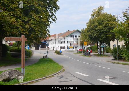 Siegertsbrunn bei München, Bayern (Deutschland): In der Dorfmitte Stockfoto