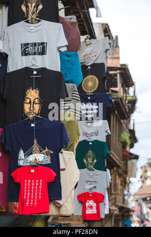 Kathmandu, Nepal - Apr 11,2018: Bunte Touristische T-Shirts zum Verkauf in Asan Kathmandu hängen. Stockfoto