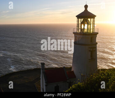 Heceta Head Lighthouse zwischen Florenz und Yachats auf dem zentralen Oregon Küste bei Sonnenuntergang. Stockfoto