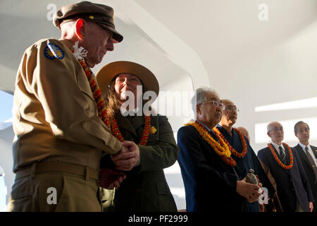 Jacqueline Ashwell, der Betriebsleiter des Zweiten Weltkriegs in den Pazifik National Monument, Aktien einen besonderen Moment mit Weltkriegveteran Jerry Yellin, während einer Zeremonie an der USS Arizona Memorial, Pearl Harbor, Hawaii, Dez. 8, 2016. Ashwell und Yellin waren die Teilnehmer in der Kantine "GESCHWÄRZT" Veranstaltung in der Bourbon Whiskey in den geheiligten Wasser als eine Gabe des Friedens zwischen den Vereinigten Staaten und Japan gegossen wird. Die Kantine in der Zeremonie verwendet wurde von der Absturzstelle von zwei amerikanische Bomber, die früher über der japanischen Stadt S einer tödlichen Luftangriff durchgeführt hatte wiederhergestellt Stockfoto