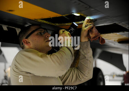 Airman 1st Class Stephen Marshall, 22. Aircraft Maintenance Squadron Hydraulik Techniker inspiziert eine Luft tanken Pumpe auf einem KC-135 Stratotanker für Anomalien, 1. Februar 2016, McConnell Air Force Base, kan Wartung Flieger führen planmäßige Inspektionen um Reparaturen zu überprüfen, dass das Flugzeug erfordern, bevor sie eine umfassendere Problem wird, das die Betankung Mission behindern könnten. (U.S. Air Force Photo/Flieger Jenna K. Caldwell) Stockfoto