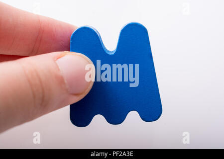 Hand schreiben cube M aus Holz Stockfoto