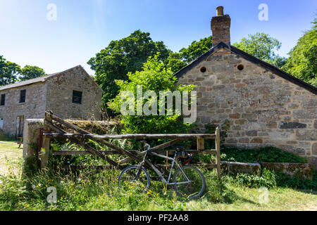 Rustikale hölzerne Tor an der Godolphin Immobilien, ein National Trust property in Cornwall, England. Stockfoto