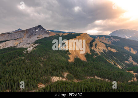 Wide Angle Shot eines goldenen Glanz auf der felsigen Berge am Nachmittag. Stockfoto