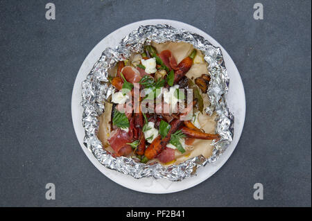 Roast Padstow Karotten mit geräuchertem Schweinefleisch und Englisch Mozzarella Stockfoto