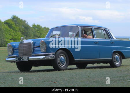 Ein 1964 Mercedes Benz 220 in Blau aus einem Oldtimertreffen am Bügel Newsam in Leeds Stockfoto