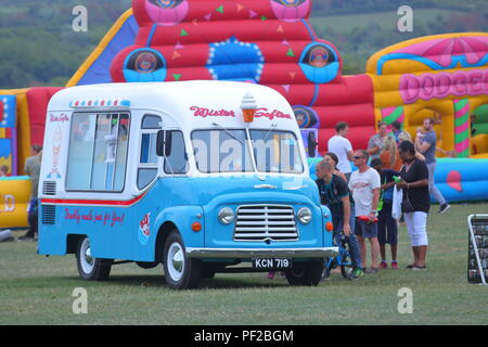 Ein Vintage ice cream van Arbeiten bei einem Oldtimertreffen am Bügel Newsam in Leeds Stockfoto