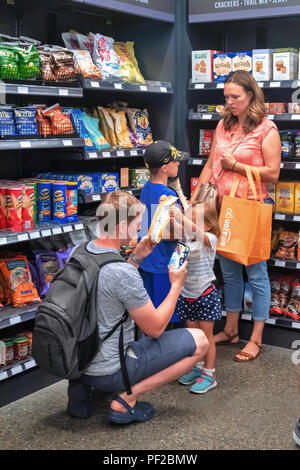 Familie Einkaufen an einem neuen Store, Amazon gehen, Lebensmittelgeschäft, Seattle, WA, USA Stockfoto