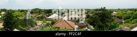 Panoramablick auf die Wohnviertel der Taketomi Insel in Okinawa, Japan. Stockfoto