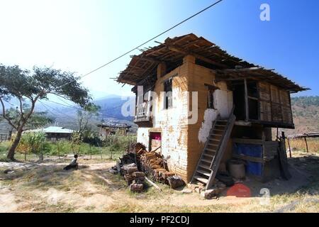 Alte irdenen Haus oder Erde Schutzhütte, die lokale Gebäude in einem kleinen Dorf in Punakha, Bhutan Stockfoto