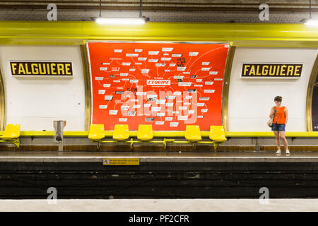 Pariser Metro Station - Frau warten auf die Metro in Paris, Frankreich, Europa. Stockfoto