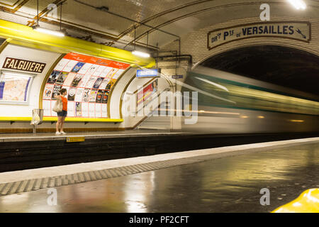 Paris Metro - Frau warten auf die Metro in Paris, Frankreich, Europa. Stockfoto