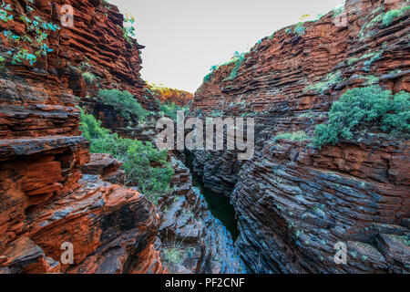 Fluss, der durch die Joffre-Schlucht im Karijini-Nationalpark fließt Stockfoto