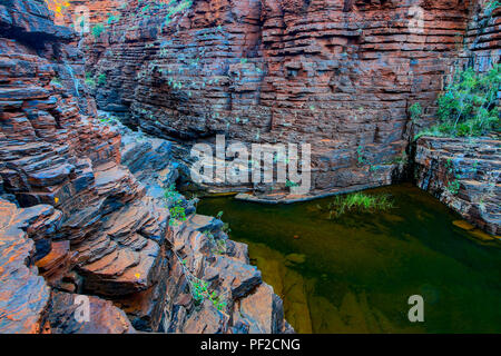 Fluss, der durch die Joffre-Schlucht im Karijini-Nationalpark fließt Stockfoto