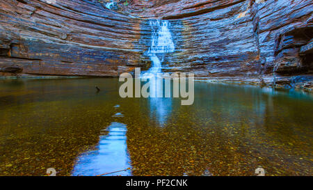 Fluss, der durch die Joffre-Schlucht im Karijini-Nationalpark fließt Stockfoto