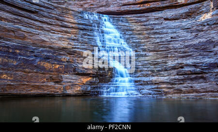 Fluss, der durch die Joffre-Schlucht im Karijini-Nationalpark fließt Stockfoto