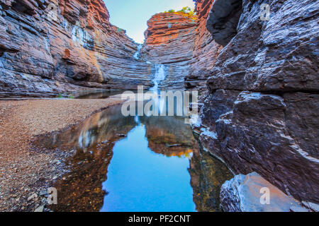 Fluss, der durch die Joffre-Schlucht im Karijini-Nationalpark fließt Stockfoto