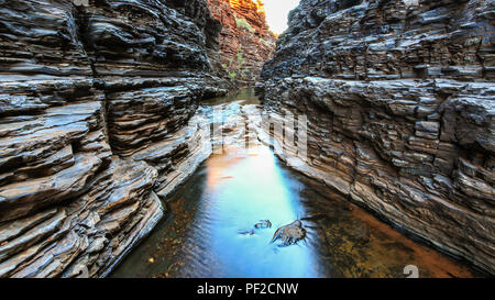 Fluss, der durch die Joffre-Schlucht im Karijini-Nationalpark fließt Stockfoto