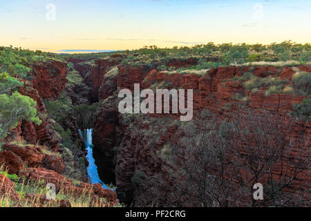 Blick auf den Fluss, der durch die Schlucht fließt Stockfoto