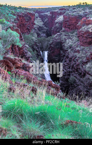 Blick auf den Fluss, der durch die Schlucht fließt Stockfoto