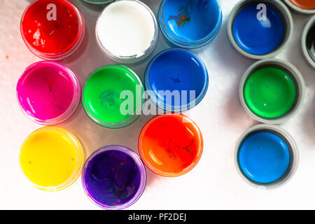Blick von oben auf die geöffneten Flaschen poster Farbe auf Farbe auf weißem Hintergrund. Wählen Sie Fokus flache Tiefenschärfe. Stockfoto