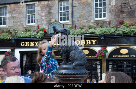 Joybergman's Bobby mit jungen Mädchen Reibung abgenutzte Nase, Edinburgh, Schottland, Großbritannien, Stockfoto