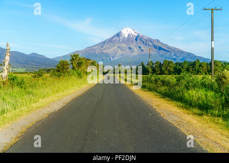 Auf der Straße, üppigen Gras, Farmen und Kühe vor Kegel Vulkan Mount Taranaki, Neuseeland Stockfoto