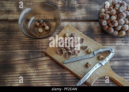 Ein Koch in einer Schüssel auf einem Tisch. Der Küchenchef ist gut für die Zubereitung von verschiedenen Leckereien und kann gegessen und unvorbereitet. Stockfoto