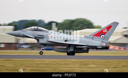 RAF Eurofighter Typhoon FGR 4 mit der RAF 100 Logo auf dem Schwanz feiern das hundertjährige Jubiläum der Royal Air Force bei der RIAT 2018 Stockfoto