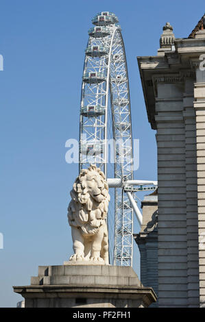 Die South Bank Statue als Red Lion bekannt, ist ein Coade Stein Skulptur eines Stehende männliche Löwe cast 1837, London, England, Großbritannien Stockfoto