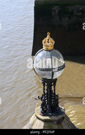 Eine alte dekorative Leuchte mit einer kleinen Krone auf die Westminster Bridge, London, England, Großbritannien Stockfoto