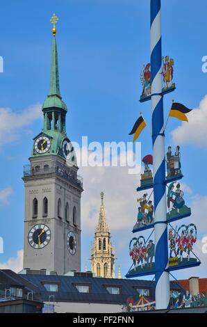 München, die Hauptstadt Bayerns (Deutschland): Blick auf die Peterskirche, den Rathausturm und den Maibaum am Viktualienmarkt Stockfoto