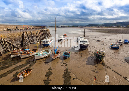 Niedrige Wasser und bunte Boote in der historischen Minehead Hafen auf den Kanal von Bristol, Somerset, England, Großbritannien Stockfoto