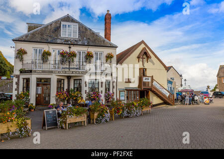 Bunte Blumenschmuck auf dem alten Schiff an Pub in Minehead Hafen auf den Kanal von Bristol, Somerset, England, Großbritannien Stockfoto