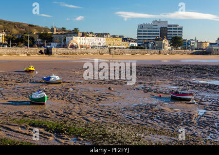 Einen einsamen Strand und bunte Boote bei Ebbe im Winter bei Weston-super-Mare, Somerset, England, Großbritannien Stockfoto