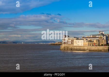 Blick über den Kanal von Bristol in Richtung South Wales Küste in Cardiff von Weston-super-Mare, Somerset, England, Großbritannien Stockfoto