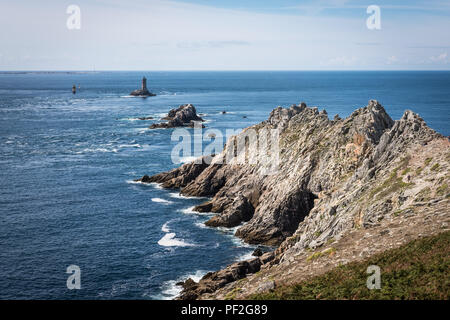 Ansicht der Vieille Leuchtturm und die Klippen, die sich an der Spitze des Raz in der Bretagne (Frankreich) von der Küste Stockfoto