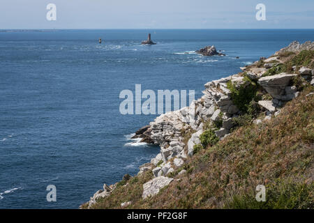 Blick auf den Leuchtturm von der alten auf die Spitze des Raz in der Bretagne (Frankreich) von der Küste Stockfoto