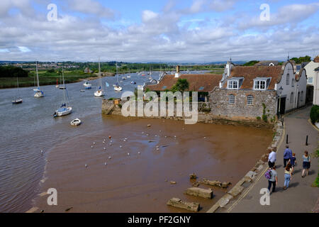 Bath, Devon, Großbritannien. Touristen Spaziergang entlang des Flusses Exe Estuary in Bath Stockfoto