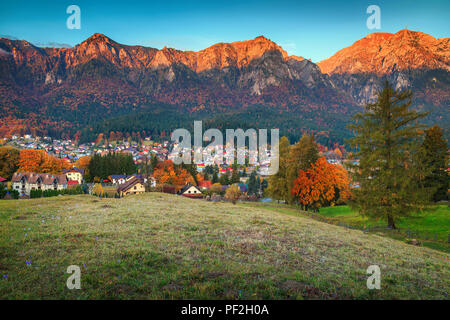 Berühmte Prahova Tal am besten touristischen Ort, Bucegi Bergen im Hintergrund bei Sonnenaufgang und farbenprächtige Herbstlandschaft, Busteni, Siebenbürgen, Rumänien, E Stockfoto