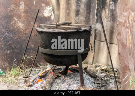 Küche im Freien, Kochen auf dem Scheiterhaufen, Metall Kessel auf dem Feuer, Nahaufnahme Stockfoto