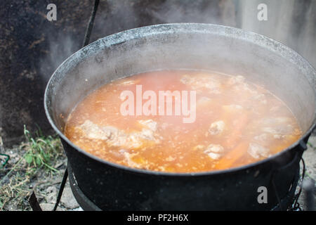 Hammel- Suppe mit Lamm in einem großen Topf Stockfoto