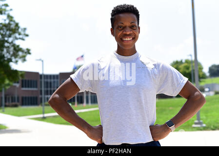 Ebonie S. Hills ist ein technischer Sergeant der United States Air Force, der als Ausbilder an der Airman Leadership School arbeitet. Am 16. August 2018 wurde sie dem Chief Master Sergeant Paul H. Lankford angeworbenen Professional Military Education Center in der McGhee Tyson Air National Guard Base in Tennessee zugeteilt. Das Archivbild dokumentiert ihre Rolle in der professionellen Militärausbildung. Stockfoto