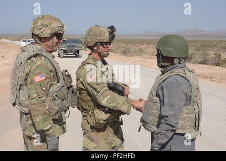 Oberst Robert Bumgardner (Mitte), der Kommandant der 30. gepanzerten Brigade Combat Team, North Carolina National Guard, grüßt Erik A. Haken, Sekretär der Nord-Carolina Abteilung der öffentlichen Sicherheit während des Betriebs Hickory Sting an Ft. Bliss, Texas, 14. August 2018. Betrieb Hickory Sting ist der 30. gepanzerten Brigade exportierbar Combat Training (XCTC) Übung und hat über 4.000 Bürger Soldaten aus North Carolina, South Carolina, West Virginia, Minnesota, und 95 Soldaten aus dem Land der Republik Moldau. Alle werden ihre Kampftechniken von "Shoot Hone, Bewegen, Kommunizieren und Sustain" zu werden. Stockfoto